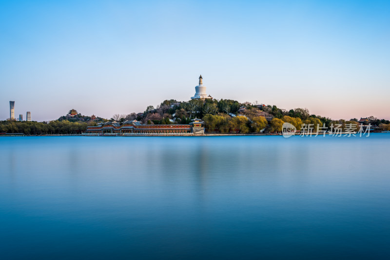 北京北海白塔湖景全景风光