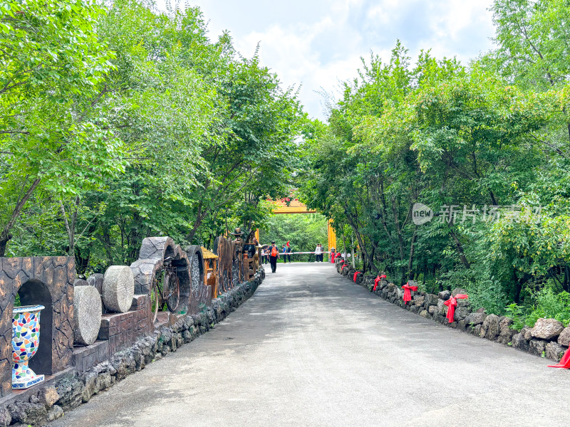 镜泊湖国家风景名胜区镜泊大峡谷里各种雕塑