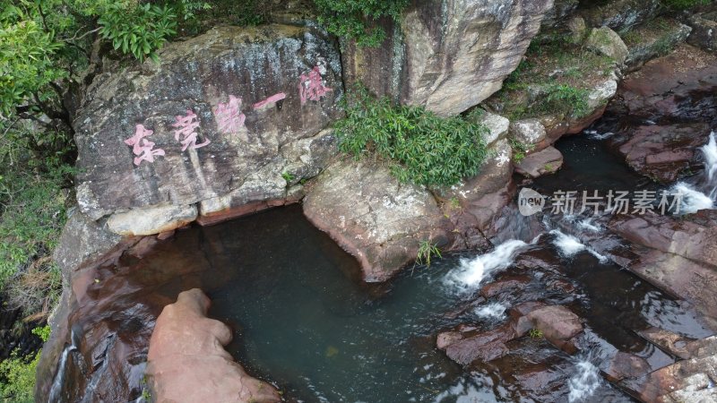 广东东莞：枯水期的“东莞第一瀑”