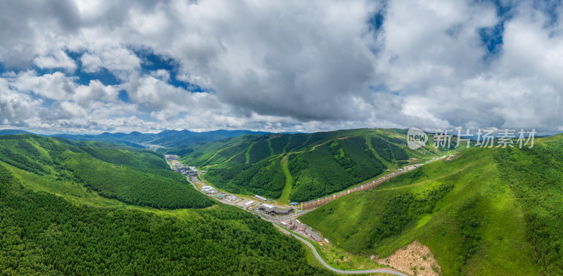 俯瞰张家口崇礼森林山谷绿色美景