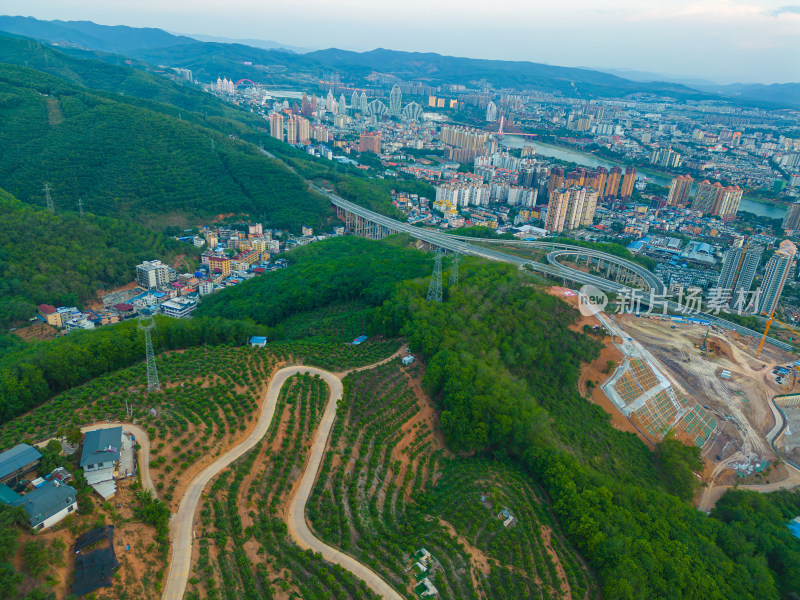 航拍景洪市城市天际线与高架桥交通