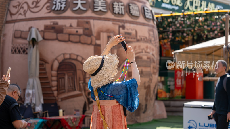 国庆节前夕中国新疆国际大巴扎旅行的游客