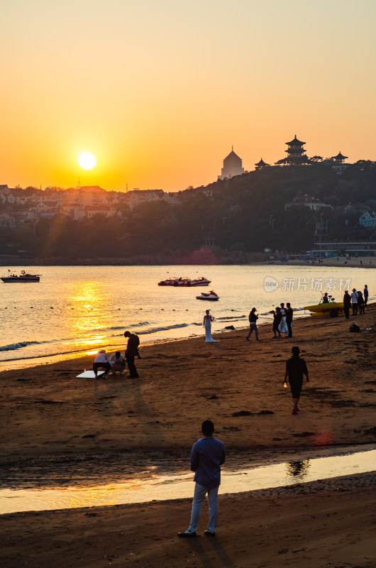 中国青岛第一海水浴场风景区的夕阳