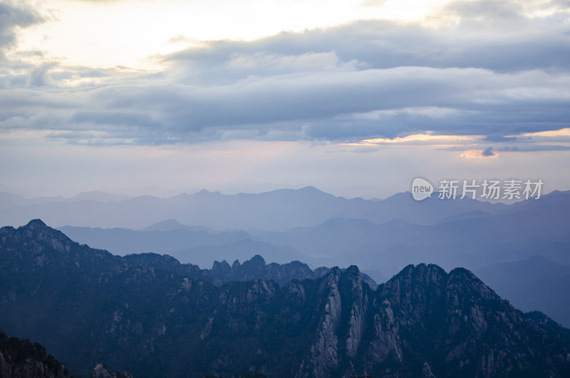 黄山 群山峻岭间的晨曦 云海 山峦 峰峦叠嶂