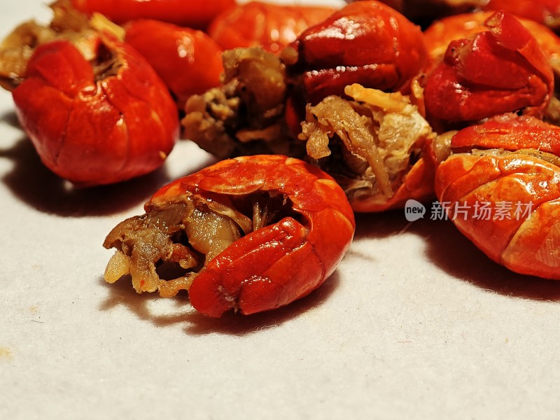 小龙虾露出鲜嫩饱满的虾肉