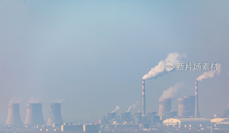 工业区烟囱与冷却塔远景