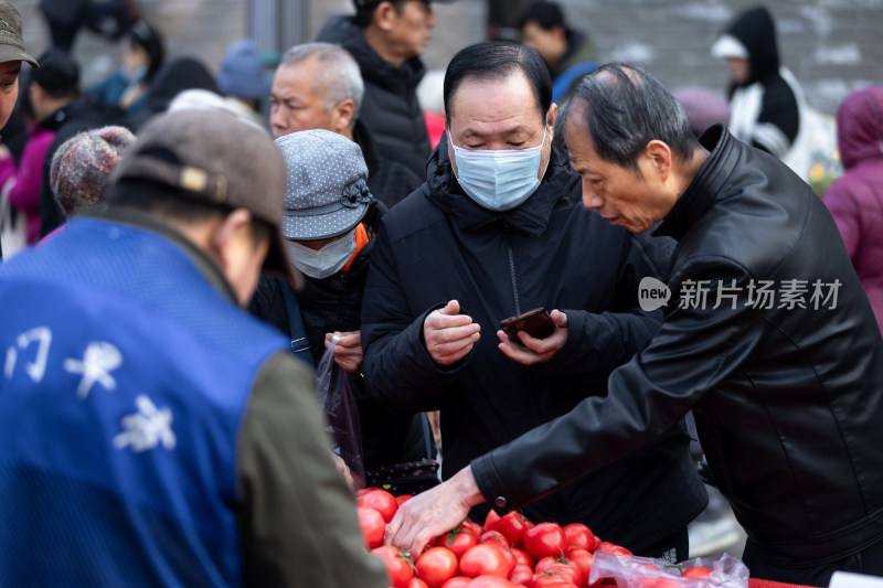 早市买菜卖菜的人们