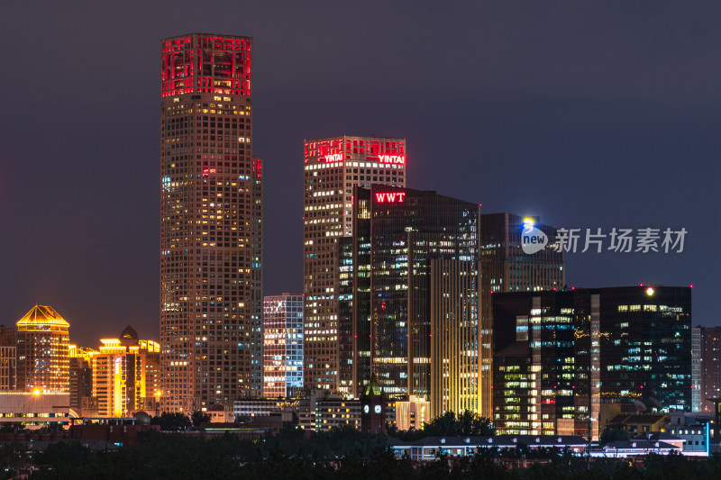 夜晚亮灯的城市高楼夜景