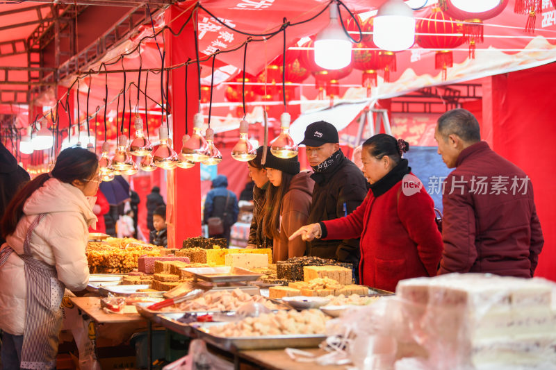 年货节活动 集市上选购商品