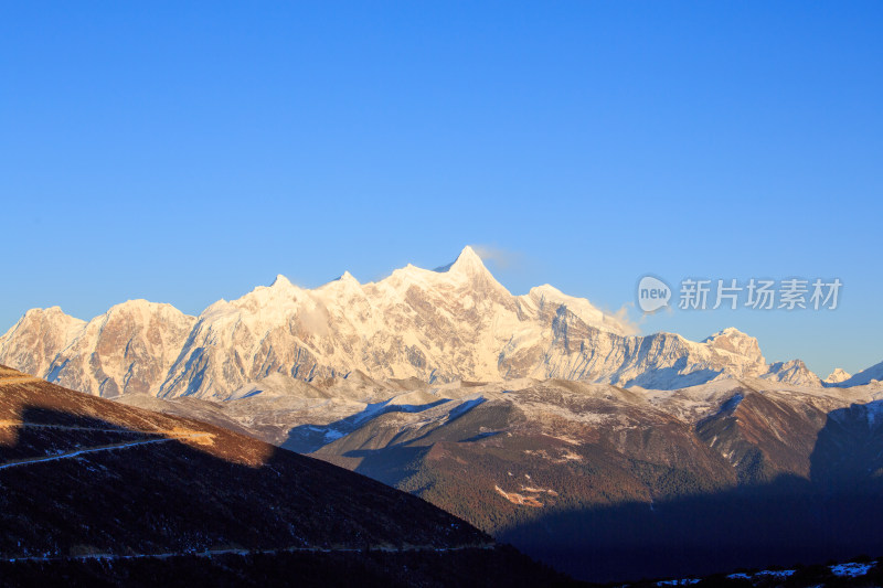 西藏林芝雪景南迦巴瓦峰日照金山雪山夕阳