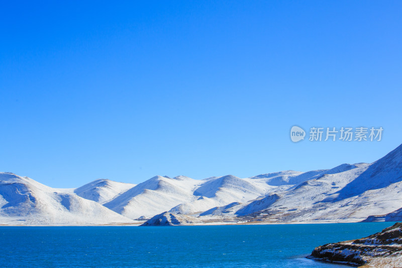 中国西藏羊卓雍措湖羊湖冬季雪景