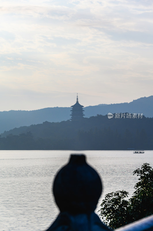 立冬杭州西湖日出朝霞水面倒影