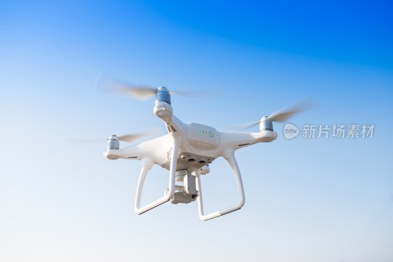 空中飞行的白色无人机