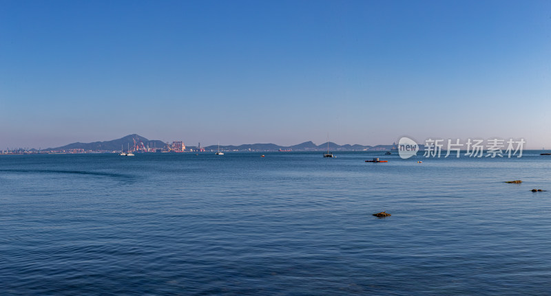 烟台月亮湾第一海水浴场海天海水相间景观