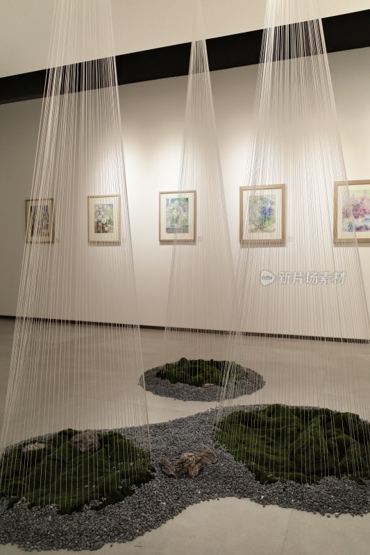 繁花美术画展艺术展厅内的装置艺术作品