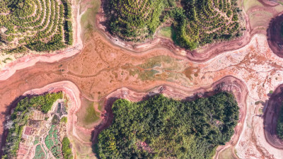 航拍山林间河流地貌景观