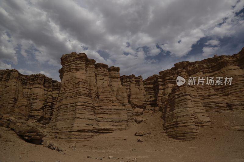 独特地质结构的壮观岩石层景观