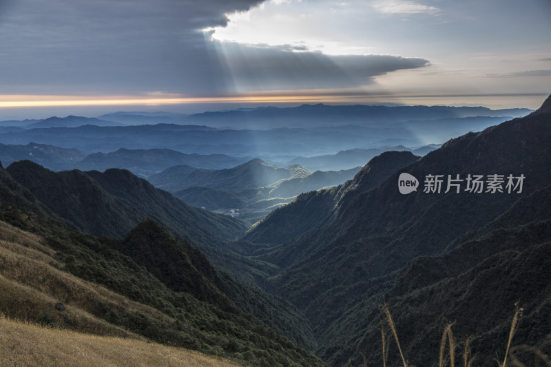 晨雾中的山峦