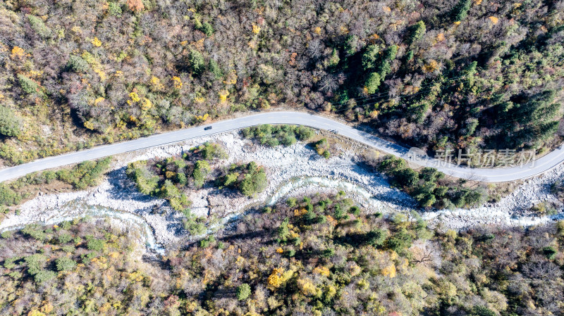 四川阿坝理小路的道路航拍