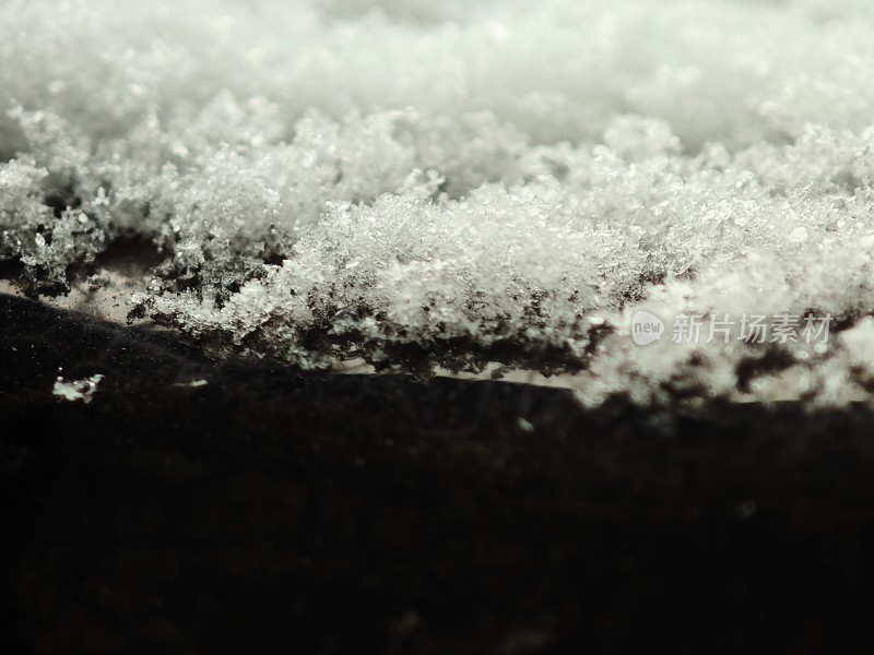 微距拍摄的白色积雪特写