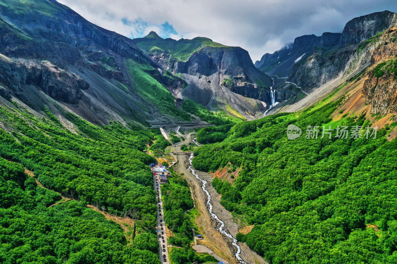 壮观的火山瀑布