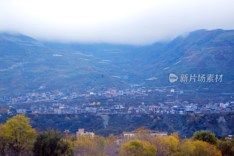 川西风景云雾山峰