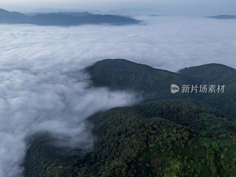 航拍云海之上的山峦