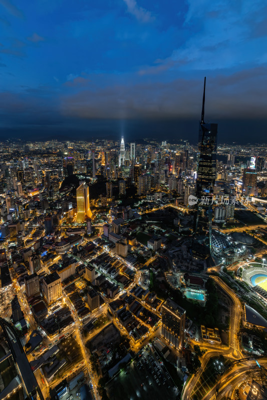 马来西亚吉隆坡莫迪卡石油双子塔夜景航拍