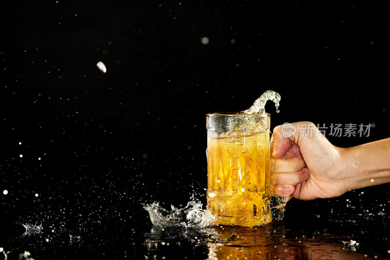 男人手拿啤酒杯畅饮