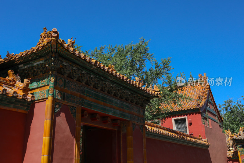 蓝天下的故宫里狭窄的后宫红色宫墙