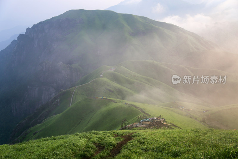 唯美清晨高山日出云海 武功山高山草甸