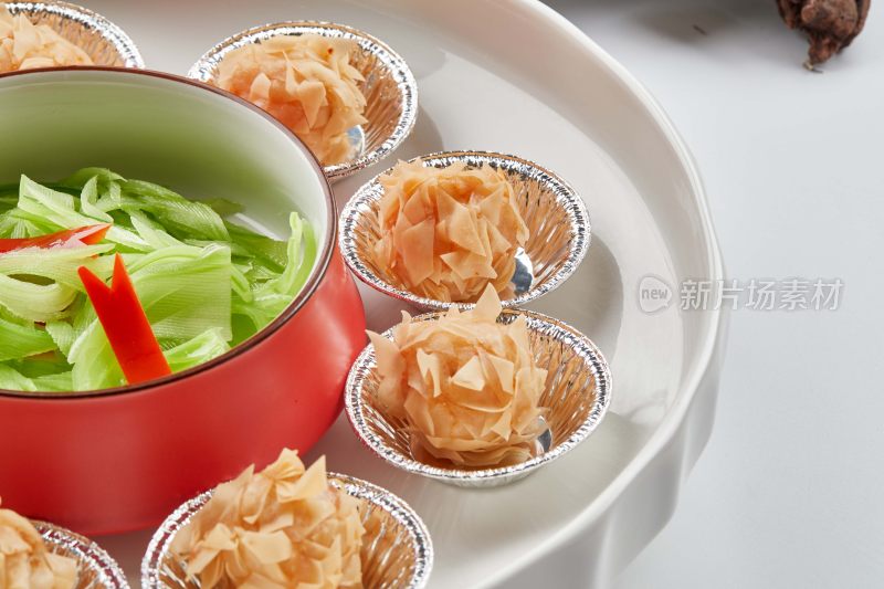 精美瓷餐具装的杏仁麦片烤龙虾球