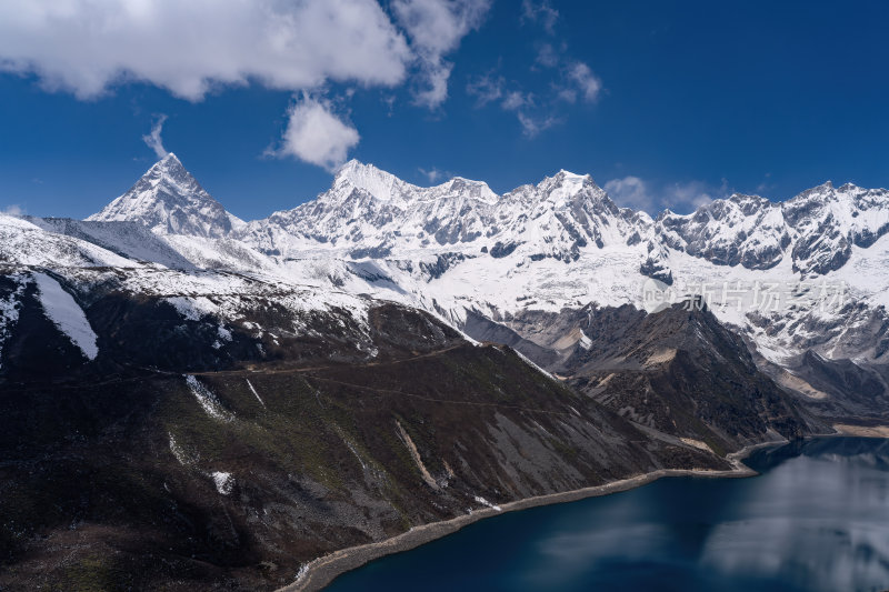 西藏山南洛扎秘境库拉岗日雪山湖泊壮丽景色