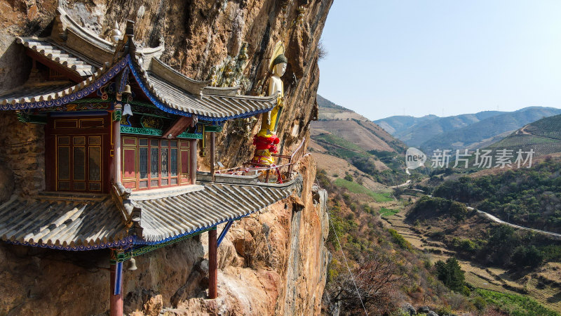 悬崖峭壁上的千年古佛大理宾川观音箐悬空寺