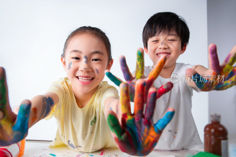 手上涂满颜料的小学生