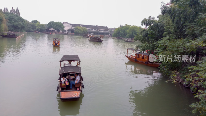 水乡河道游客乘船游览景象