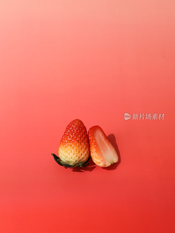 红色背景上的新鲜水果草莓