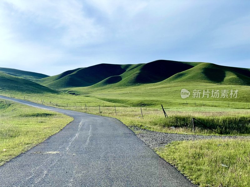 草原上的蜿蜒公路风景