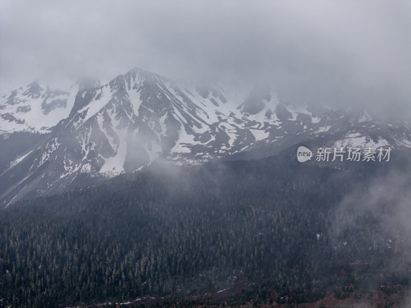 航拍美丽中国香格里拉高海高海拔雪山、森林