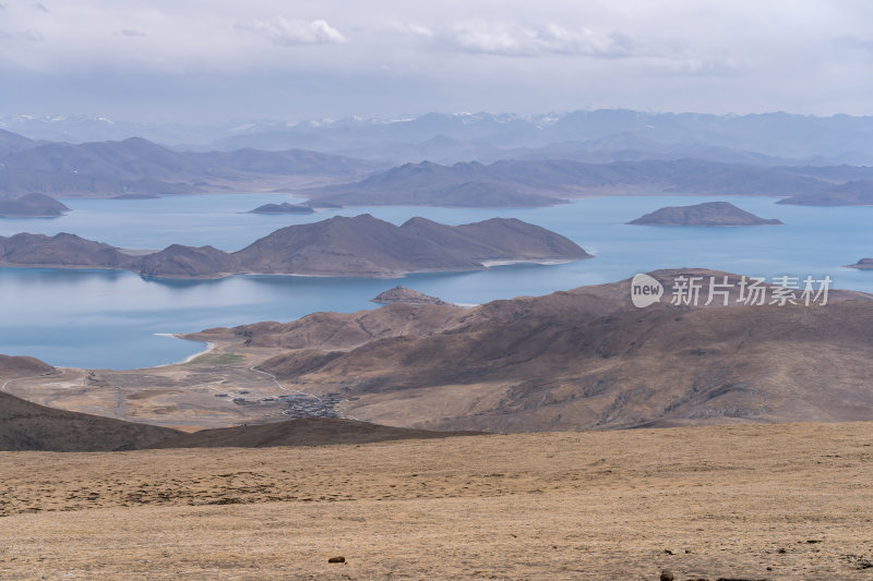 西藏山南羊卓雍措圣湖神湖蓝色藏地圣湖雪山