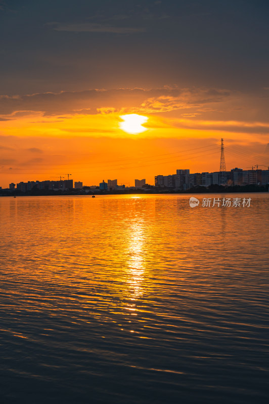 夕阳下的金色水面