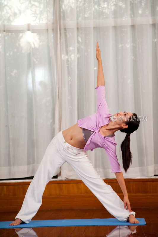年轻女人瑜伽健身