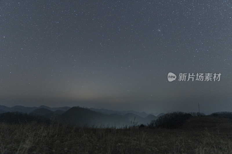 夜晚旷野草地的宁静景象