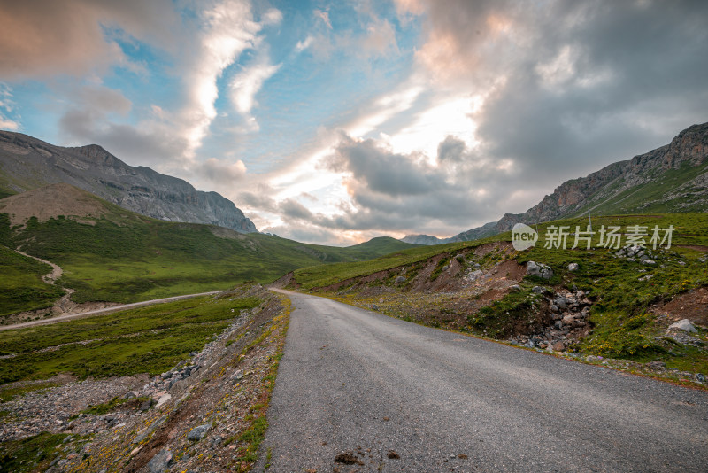 蓝天白云草原山峰公路