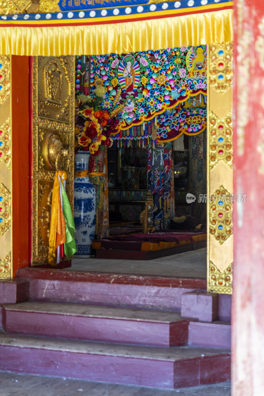 川西藏族寺庙大经堂门前精美的门廊装饰