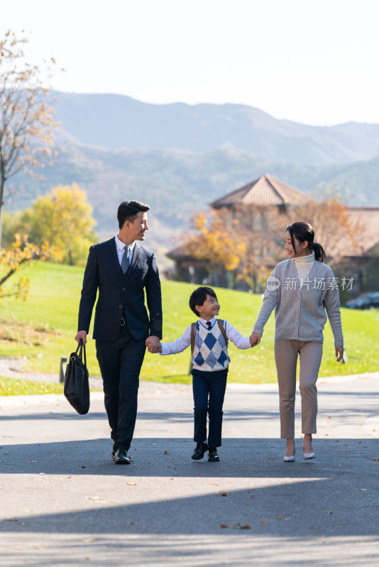 年轻夫妻送孩子去上学