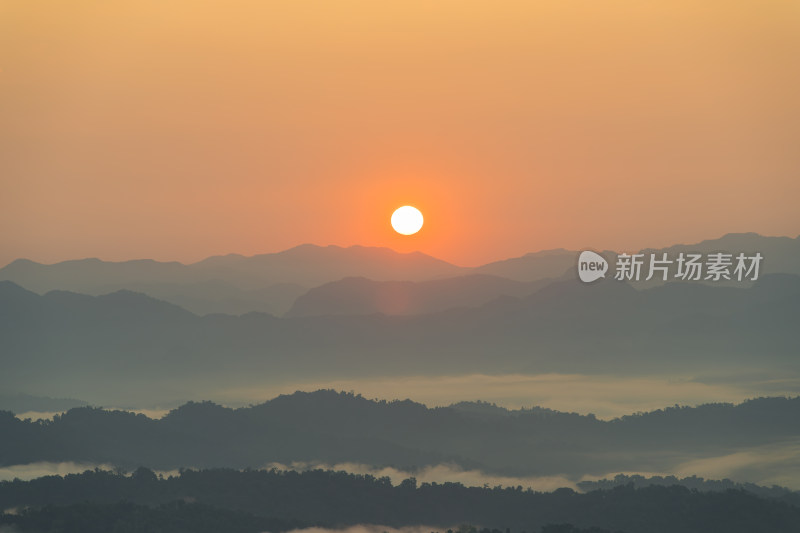 日出和云海