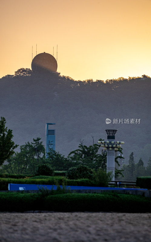 青岛小鱼山第一海水浴场汇红瓦绿树碧海蓝天