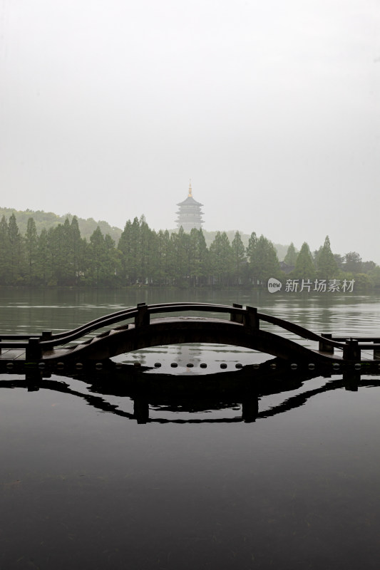 杭州西湖长桥公园雷峰塔雾色景观