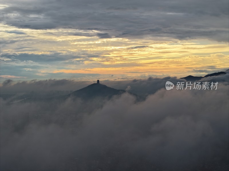 浙江湖州地标山顶云海日出时分的壮美景色